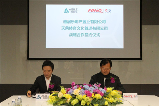 ▲ 雅居樂地產(chǎn)集團(tuán)副總裁兼產(chǎn)業(yè)地產(chǎn)負(fù)責(zé)人阮家聲(左)與天榮集團(tuán)董事局主席李浩杰(右)簽約 ▲ 雅居樂地產(chǎn)集團(tuán)副總裁兼產(chǎn)業(yè)地產(chǎn)負(fù)責(zé)人阮家聲(左)與天榮集團(tuán)董事局主席李浩杰(右)簽約